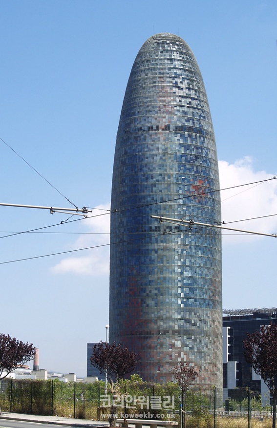 ▲ 첨단 과학이 동원된 인공지능 빌딩 아그바는 바르셀로나 전체에서 세 번째로 높은 건물이다. 부드러운 곡선의 독특한 LED 창은 보는 각도에 따라 다양한 색을 드러낸다.