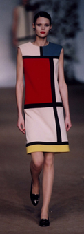 ▲1965년 파리 컬렉션에서 패션계의 거장 이브 생 로랑이 선보인 ‘몬드리안 룩’