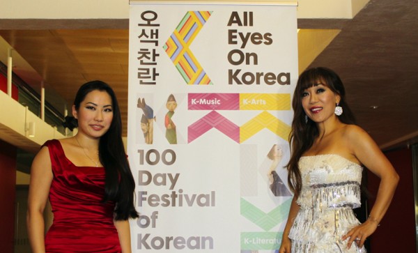 ▲ 조수미(오른쪽)와 사라장이 올림픽이 한창인 런던의 한 무대에 번갈아 섰다. 두 사람은 지난달 31일 런던의 로열페스티벌홀에서 런던 필하모니아와 ‘빛나는 한국 클래식’ 공연을 펼쳤다.