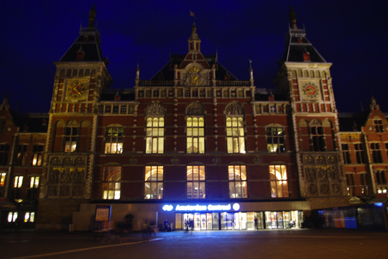 ▲ 암스테르담 중앙역, 암스테르담에 몇 안되는 화려하고 웅장한 건물이다.