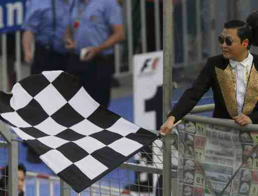 ▲ 영국 싱글차트에서 1위를 기록한 가수 싸이가 F1 코리아그랑프리 결승전에서 체커드플래그를 흔들고 있다.