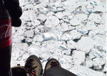 ▲ 헬기에서 찍은 사진. 가까워 보이지만 발아래 빙하까지는 1000미터가 넘는다.