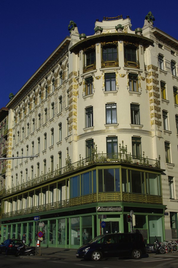 ▲ 유겐트스틸 건축양식의 대표적 건물. 매우 깔끔하고 세련된 건물들 사이에 저런 세기말 양식의 화려함이 곳곳에 보이는 것도 이곳 비엔나의 매력이다.