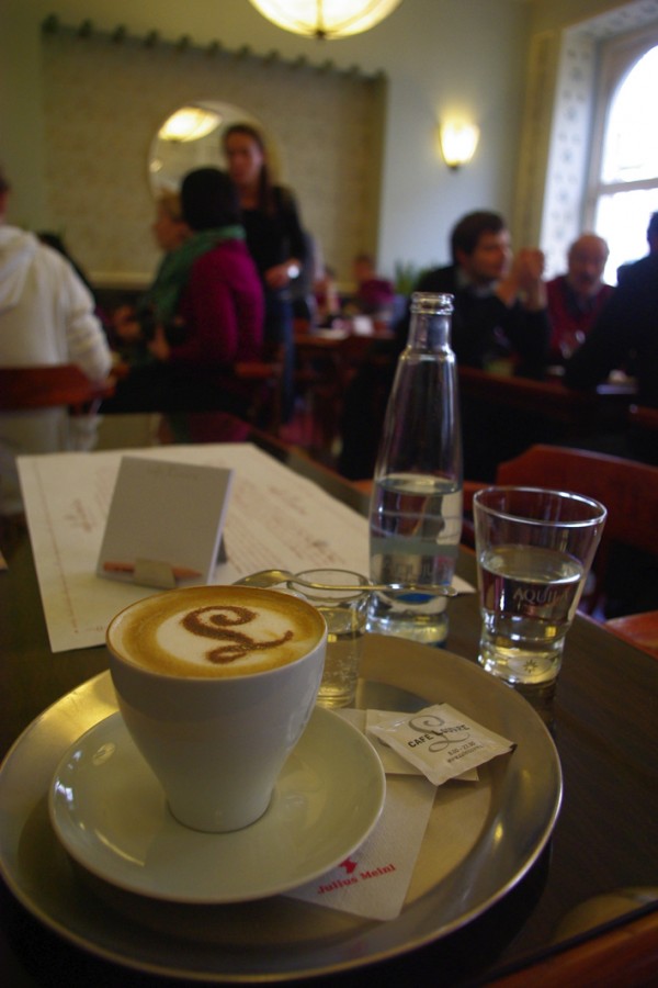 ▲ 카페 루브르에서의 카페 라떼 한잔. 19세기 이래로 그 명성을 이어온 편안하지만, 나름 품격있는 분위기가 매력적이다.