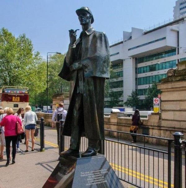 ▲ 베이커 스트리트 역의 메릴본 방향 출구로 나오면 가장 먼저 눈에 띠는 것이 바로 거대한 셜록 홈스의 동상이다. 역사상 최고의 명탐정은 모자와 재킷 입고, 손에 파이프를 들고 있다. 