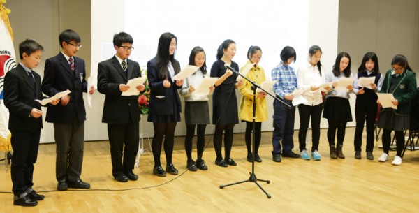 ▲ 초등학교 졸업생들의 공연 모습.