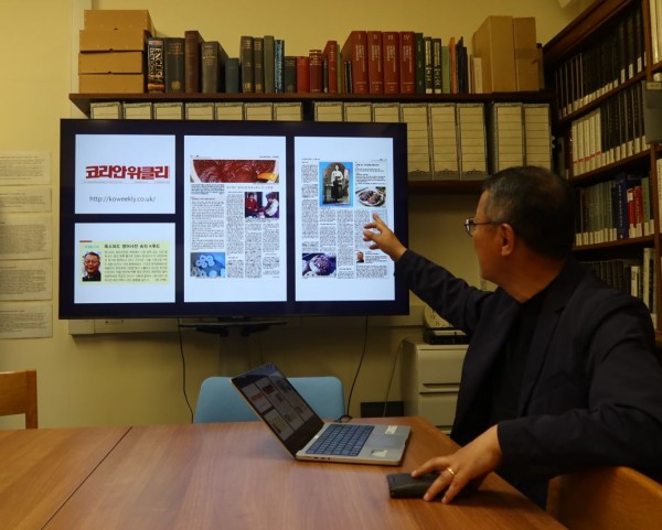 지난 5월 27일 주영하 교수가 옥스퍼드대학 K푸드 강의에서 코리안위클리의 기사를 소개하고 있다. ⓒ 주영하