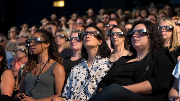 스마트 자막 안경으로 공연을 관람하는 관객 ⓒ Royal National Theatre